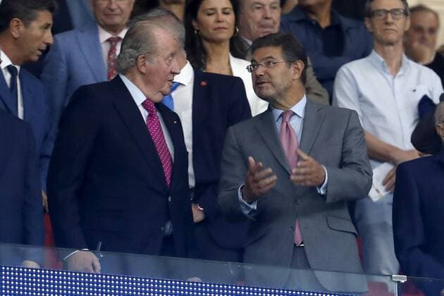 King Juan Calros I (C) of Spain, and Spanish Justice Minister Rafael Catala attend the UEFA Champions League match between Atletico de Madrid and Chelsea at the Wanda Metropolitano stadium in Madrid, Spain, 27 September 2017. Atletico de Madrid vs. Chelsea !ACHTUNG: NUR REDAKTIONELLE NUTZUNG!  Copyright: xChemaxMoyax MAD008 20170927-636421435866759378