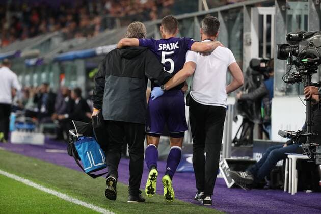 Bilder des Tages - SPORT Anderlecht s Uros Spajic leaves the pitch after being injured during the second game in the group stage (Group B) of the UEFA Champions League competition between Belgian soccer team RSC Anderlecht and Scottish Celtic FC, Wednesday 27 September 2017 in Brussels. VIRGINIExLEFOUR  x05173763x