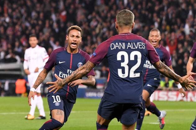 32 Dani Alves psg 10 NEYMAR JR psg JOIE FOOTBALL Paris SG vs Bayern Munich Ligue des Champions 27 09 2017 AnthonyBIBARD FEP Panoramic 