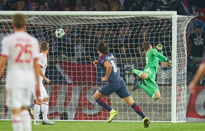 Bilder des Tages - SPORT f Sven ULREICH, FCB 26 Torwart. bekommt das 2-0 durch Edinson CAVANI, PSG 9 PSG PARIS SAINT GERMAIN - FC BAYERN MUENCHEN Gruppenphase Hinspiel, Fussball UEFA Champions League, Paris, 27.09.2017 CL Saison 2017 2018, FCB,