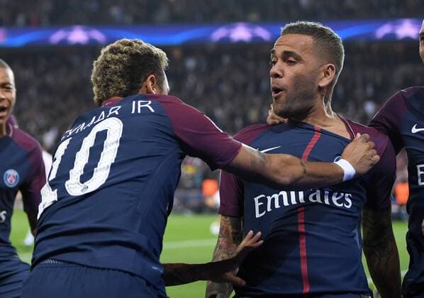 FUSSBALL CHAMPIONS LEAGUE SAISON 2017 2018 GRUPPENPHASE Paris Saint-Germain - FC Bayern Muenchen 27.09.2017 Torjubel nach dem 1:0: Dani Alves und Neymar (v.l., beide Paris Saint-Germain) Paris 
