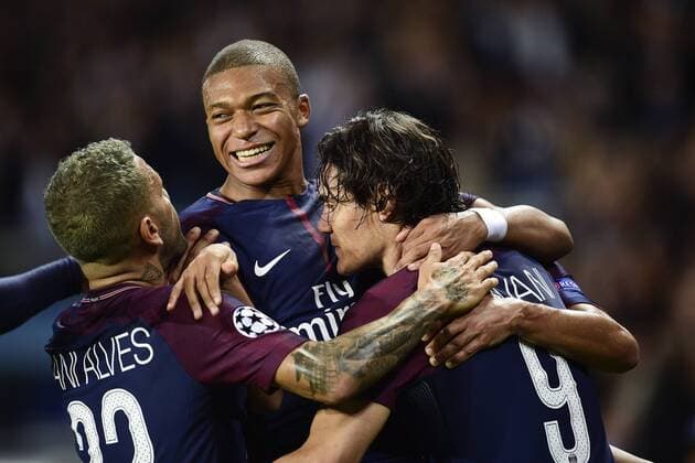 joie des joueurs du PSG apres le but de CAVANI Edinson PSG Kylian Mbappe PSG Dani Alves PSG FOOTBALL PSG vs Bayern de Munich Ligue des Champions 27 10 2017 JBAutissier Panoramic 