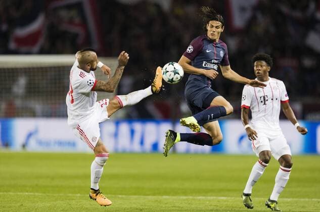 Paris, 27.09.2017 Arturo Vidal (FCB), Edinson Cavani (PSG) Paris St. Germain - FC Bayern München