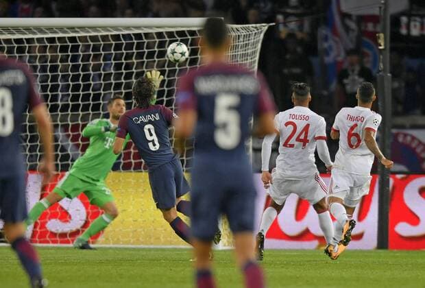 27.09.2017, Fussball UEFA Champions League 2017 2018, Gruppenphase, 2.Spieltag, Paris Saint Germain - FC Bayern München, im Stade du Parc des Princes in Paris. Edinson Cavani (Paris) erzielt das Tor zum 2:0 gegen Torwart Sven Ulreich (FC Bayern München). 