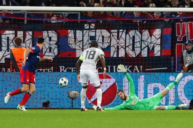 MOSCOW, RUSSIA - SEPTEMBER 27, 2017: Manchester United ManU s Ashley Young (C) and goalkeeper David de Gea (R) in their 2017 2018 UEFA Champions League Group A football match against CSKA Moscow at CSKA Stadium. Sergei Savostyanov TASS  TS0622A1