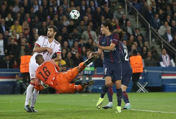 Javier Martinez (FC Bayern Muenchen 8) Alphonse Areola ( Paris Saint-Germain 16 ) Edinson Cavani ( Paris Saint-Germain 9 ), Paris Saint-Germain vs. FC Bayern Muenchen, Champions League, Fussball, 27.09.2017, Paris Copyright: xEibner-Pressefoto HarryxLangerx EP_HLR