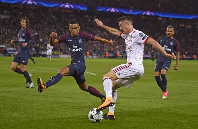 27.09.2017, Fussball UEFA Champions League 2017 2018, Gruppenphase, 2.Spieltag, Paris Saint Germain - FC Bayern München, im Stade du Parc des Princes in Paris. v.li: Marquinhos (Paris) gegen Robert Lewandowski (FC Bayern München). 