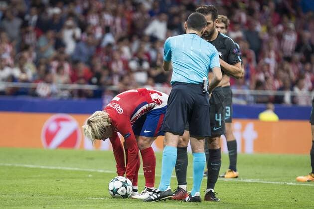 Atletico de Madrid s Antoine Griezmann and Chelsea s Cesc Fabregas during UEFA Champions League match between Atletico de Madrid and Chelsea at Wanda Metropolitano in Madrid, Spain September 27, 2017.  (20170927021)