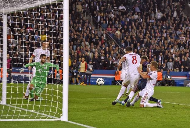 27.09.2017, Fussball UEFA Champions League 2017 2018, Gruppenphase, 2.Spieltag, Paris Saint Germain - FC Bayern München, im Stade du Parc des Princes in Paris. Torschuss zum 3:0 von Neymar (2.v.re, Paris) gegen Javi Martinez (FC Bayern München) und Torwart Sven Ulreich (li, FC Bayern München). 