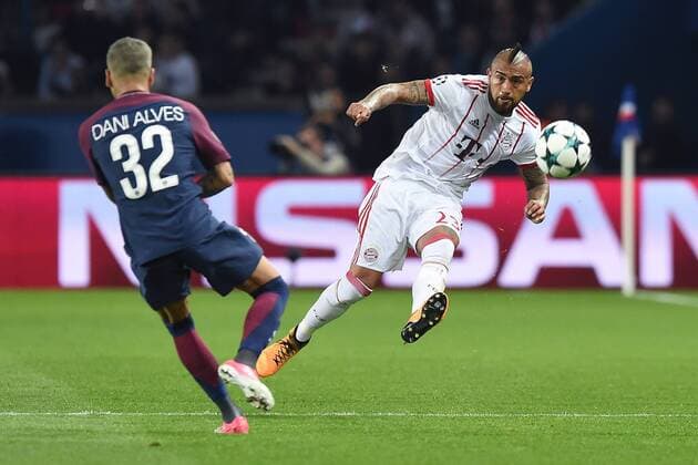 Fußball Champions League Gruppenphase Paris Saint-Germain - Bayern München am 27.09.2017 im Parc des Princes in Paris Dani Alves ( Paris ), links - Arturo Vidal ( München ), rechts xRx