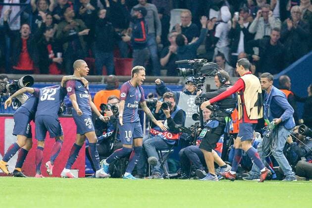 l-r: Torjubel von Neymar 10 (Paris Saint-Germain) in die Fernsehkamera zum 3:0, Paris Saint-Germain vs. FC Bayern Muenchen, Fussball, Vorrunde, Champions League, 27.09.2017 Paris Paris Frankreich Copyright: xkolbert-press ChristianxKolbertx