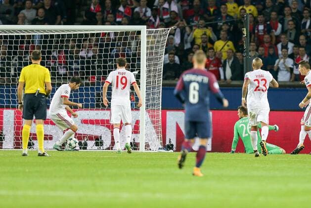 hier faellt das Tor zum 3:0, Javi Martinez 8 (FC Bayern Muenchen) kann nicht klaeren, Sven Ulreich 26 (FC Bayern Muenchen), Paris Saint-Germain vs. FC Bayern Muenchen, Fussball, Vorrunde, Champions League, 27.09.2017 Paris Paris Frankreich Copyright: xkolbert-press ChristianxKolbertx