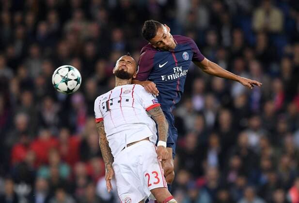 FUSSBALL CHAMPIONS LEAGUE SAISON 2017 2018 GRUPPENPHASE Paris Saint-Germain - FC Bayern Muenchen 27.09.2017 Arturo Vidal (li, FC Bayern Muenchen) gegen Marquinhos (re, Paris Saint-Germain) Paris 