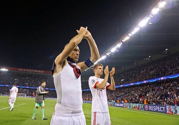 27.09.2017, Fussball UEFA Champions League 2017 2018, Gruppenphase, 2.Spieltag, Paris Saint Germain - FC Bayern München, im Stade du Parc des Princes in Paris. Nach der Niederlage, Arjen Robben (li, FC Bayern München) und Thomas Müller (FC Bayern München) bedanken sich frustriert bei den Fans. 