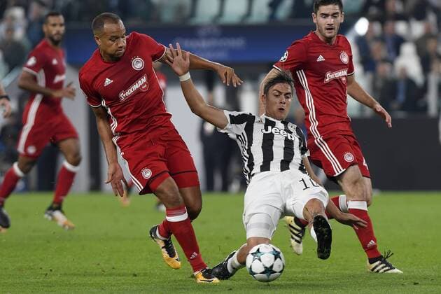 27th September 2017, Allianz Stadium, Turin, Italy; UEFA Champions League, Juventus versus Olympiacos; Paulo Dybala is sandwiched between Vadis Odjidja-Ofoe and Dimitrios Nikolaou  ActionPlus11934760