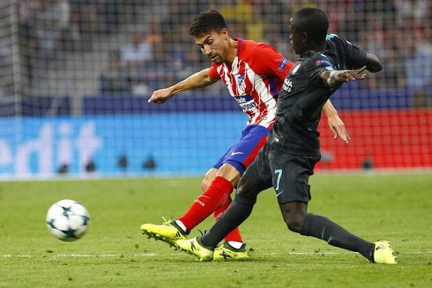 Atletico de Madrid s Osvaldo Gaitan (L) and Chelsea s Ngolo Kante vie for the ball during the UEFA Champions League match between Atletico de Madrid and Chelsea at the Wanda Metropolitano stadium in Madrid, Spain, 27 September 2017. Atletico de Madrid vs. Chelsea !ACHTUNG: NUR REDAKTIONELLE NUTZUNG!  Copyright: xJ.P.xGandulx MAD089 20170927-636421511056869375