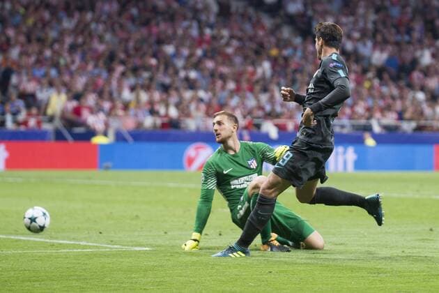 Atletico de Madrid s Jan Oblak and Chelsea s Alvaro Morata during UEFA Champions League match between Atletico de Madrid and Chelsea at Wanda Metropolitano in Madrid, Spain September 27, 2017.  (20170927064)