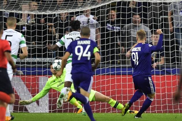 ANDERLECHT, BELGIUM - SEPTEMBER 27 : Lukasz Teodorczyk forward of RSC Anderlecht missing an opportunity during the Champions League Group B match between RSC Anderlecht and Celtic FC on September 27, 2017 in Anderlecht, Belgium, 27 09 2017 FOOTBALL : Anderlecht vs Celtic Glasgow - Ligue Des Champions - 27 09 2017 PhotoNews Panoramic 