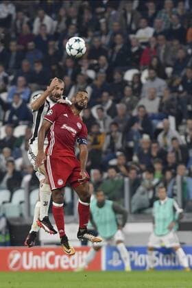 27th September 2017, Allianz Stadium, Turin, Italy; UEFA Champions League, Juventus versus Olympiacos; an aerial battle between Alaixys Romao and Giorgio Chiellini  ActionPlus11934791