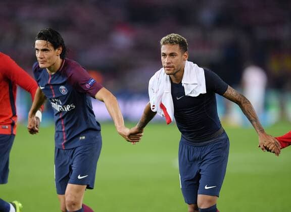 FUSSBALL CHAMPIONS LEAGUE SAISON 2017 2018 GRUPPENPHASE Paris Saint-Germain - FC Bayern Muenchen 27.09.2017 PSG Stars Hand in Hand nach dem Spiel; Neymar (re) und Edinson Cavani Paris 