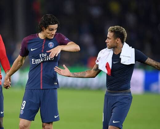 Bilder des Tages - SPORT FUSSBALL CHAMPIONS LEAGUE SAISON 2017 2018 GRUPPENPHASE Paris Saint-Germain - FC Bayern Muenchen 27.09.2017 PSG Stars Hand in Hand nach dem Spiel; Neymar (re) und Edinson Cavani Paris 