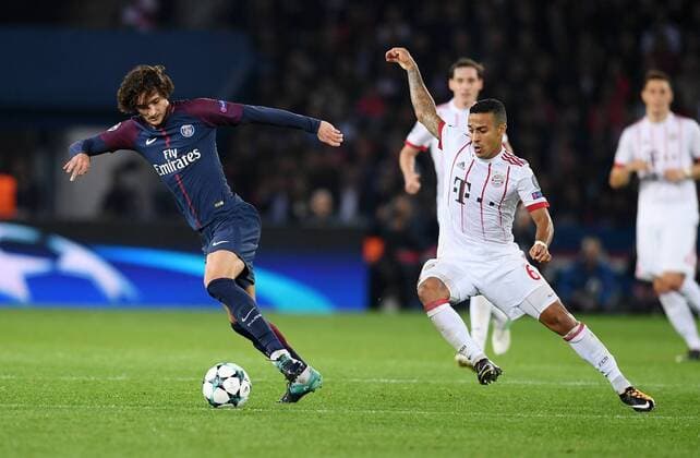 FUSSBALL CHAMPIONS LEAGUE SAISON 2017 2018 GRUPPENPHASE Paris Saint-Germain - FC Bayern Muenchen 27.09.2017 Adrien Rabiot (li, Paris Saint-Germain) gegen Thiago Alcantara (re, FC Bayern Muenchen) Paris 