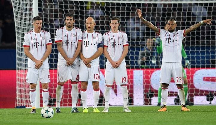 Bilder des Tages - SPORT FUSSBALL CHAMPIONS LEAGUE SAISON 2017 2018 GRUPPENPHASE Paris Saint-Germain - FC Bayern Muenchen 27.09.2017 FC Bayern Muenchen Mauer; Robert Lewandowski, Javi Martinez, Arjen Robben, Kingsley Coman und Arturo Vidal (v.li.) Paris 