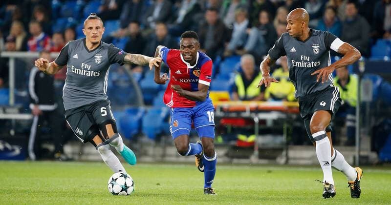 27.09.2017 St Jakob Park Basel , SCHWEIZ , Saison 2017 2018 Herren UEFA Champions League FC Basel - Benfica Lissabon Dimitri Oberlin (mitte, FC Basel) gegen Ljubomir Fejsa (li) und Luisao (Benfica) 