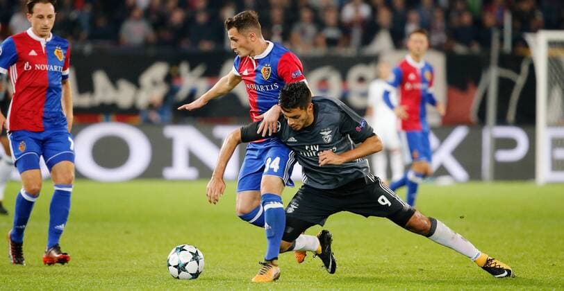 27.09.2017 St Jakob Park Basel , SCHWEIZ , Saison 2017 2018 Herren UEFA Champions League FC Basel - Benfica Lissabon Taulant Xhaka (li,FC Basel) gegen Raul Jimenez (Benfica) 