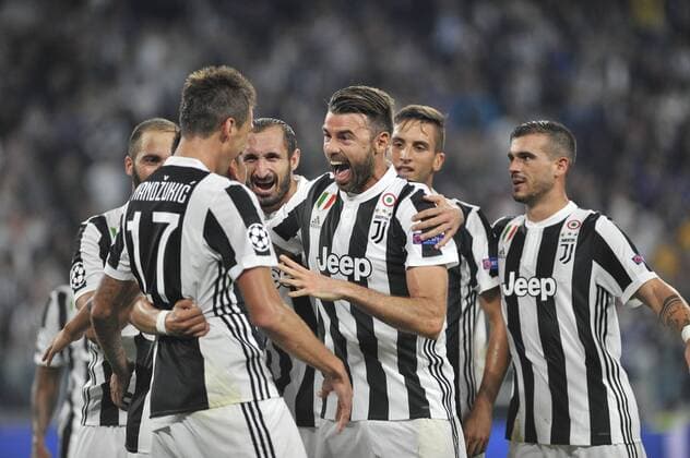 Juventus v Olympiacos F.C. UEFA Champions League Mario Mandzukic of Juventus celebrates scoring his side s second goal of the game with team mates during the UEFA Champions League match at Juventus Stadium, Turin Content Not Available For UK Newspapers Copyright: xStefanoxGnechx FIL-10734-0018