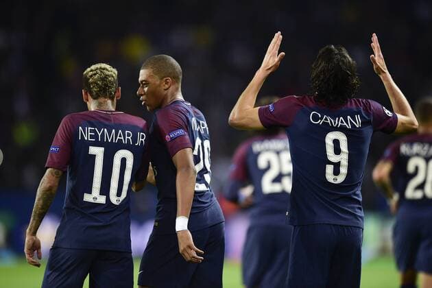 Fußball, CL, PSGs Stürmertrio Neymar, Mbappe und Cavani joie des joueurs du PSG apres le but de CAVANI Edinson PSG Neymar Jr PSG Kylian Mbappe PSG FOOTBALL PSG vs Bayern de Munich Ligue des Champions 27 09 2017 JBAutissier Panoramic 