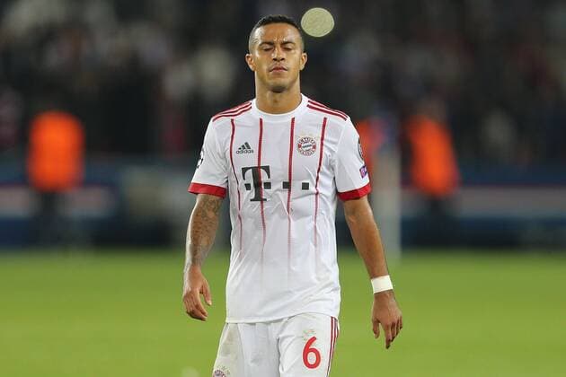 enttaeuschung bei Thiago Alcantara 6 (FC Bayern Muenchen) nach dem Spielende, Paris Saint-Germain vs. FC Bayern Muenchen, Fussball, Vorrunde, Champions League, 27.09.2017 Paris Paris Frankreich Copyright: xkolbert-press ChristianxKolbertx