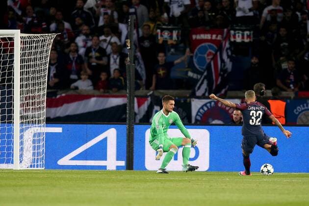 Torwart Sven Ulreich (FC Bayern Muenchen 26) gegen Dani Alves ( Paris Saint-Germain 32 ) machtlos, Paris Saint-Germain vs. FC Bayern Muenchen, Champions League, Fussball, 27.09.2017, Paris Copyright: xLanger Eibner-Pressefotox EP_HLR
