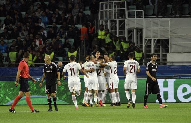 (170928) -- BAKU, Sept. 28, 2017 -- Roma s players celebrate their victory after the UEFA Champions League group C match between Qarabag and Roma in Baku, Azerbaijan, on Sept. 27, 2017. Roma won 2-1. ) (SP)AZERBAIJAN-BAKU-FOOTBALL-CHAMPIONS LEAGUE-ROMA-QARABAG TofikxBabayev 