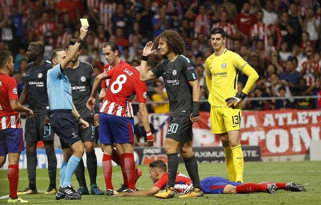Partido de Liga de Campeones entre el Atletico y el Chelsea en el Wanda Metropolitano. En la imagen, amarilla a David Luiz. Champions League match betwee Atletico and Chelsea. In this picture, yellow card to David Luiz. 