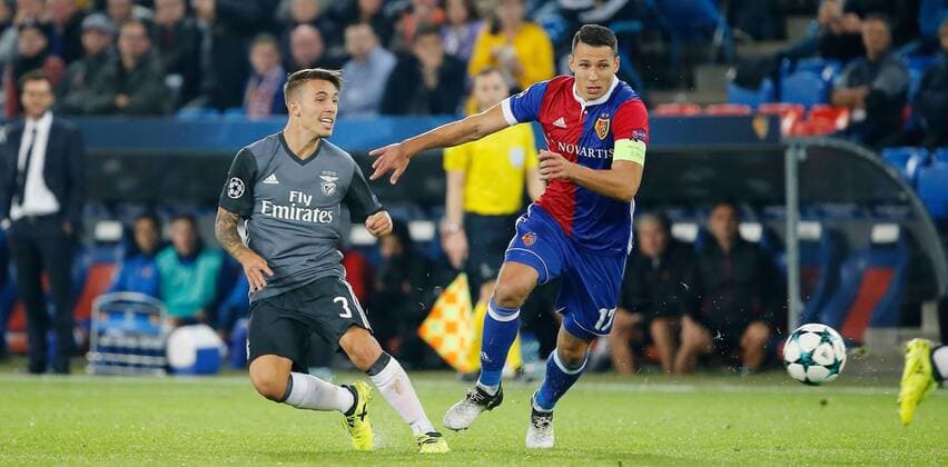 27.09.2017 St Jakob Park Basel , SCHWEIZ , Saison 2017 2018 Herren UEFA Champions League FC Basel - Benfica Lissabon Alex Grimaldo (li,Benfica) gegen Marek Suchy (FC Basel) 