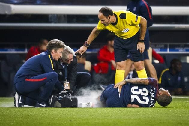 September 27, 2017 - Paris, Ile de France, France - Paris Saint-Germain s Brazilian defender Dani Alves (R) is treated during the UEFA Champions League football match between Paris Saint-Germain and Bayern Munich on September 27, 2017 at the Parc des Princes stadium in Paris. Paris Saint-Germain v Bayern Muenchen - UEFA Champions League  - ZUMAn230 20170927_zaa_n230_411 Copyright: xGeoffroyxVanxDerxHasseltx