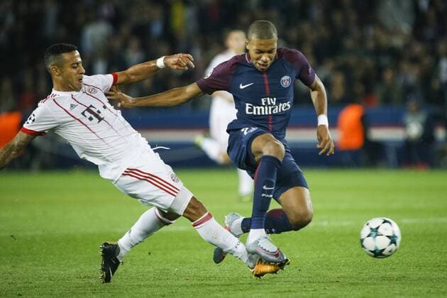 September 27, 2017 - Paris, Ile de France, France - Paris Saint-Germain s French forward Kylian Mbappe (R) vies with Bayern Munich s Spanish midfielder Thiago Alcantara (L) during the UEFA Champions League football match between Paris Saint-Germain and Bayern Munich on September 27, 2017 at the Parc des Princes stadium in Paris. Paris Saint-Germain v Bayern Muenchen - UEFA Champions League  - ZUMAn230 20170927_zaa_n230_435 Copyright: xGeoffroyxVanxDerxHasseltx