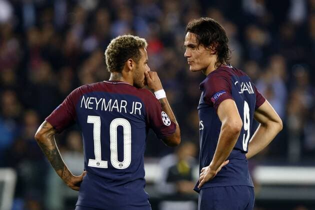September 27, 2017 - Paris, Ile de France, France - Paris Saint-Germain s Brazilian forward Neymar (L) and Paris Saint-Germain s Uruguayan forward Edinson Cavani speaks before a free kick during the UEFA Champions League football match between Paris Saint-Germain and Bayern Munich on September 27, 2017 at the Parc des Princes stadium in Paris. Paris Saint-Germain v Bayern Muenchen - UEFA Champions League  - ZUMAn230 20170927_zaa_n230_475 Copyright: xMehdixTaamallahx