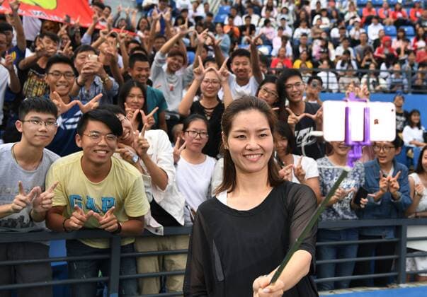 (170928) -- WUHAN, Sept. 28, 2017 -- Chinese two-time Grand Slam champion Li Na (front) takes selfie with young tennis players during the 2017 WTA Tennis Damen Wuhan Open Project event in Wuhan, capital of central China s Hubei Province, on Sept. 28, 2017. ) (SP)CHINA-WUHAN-TENNIS-WTA-WUHAN OPEN-LI NA(CN) ChengxMin 
