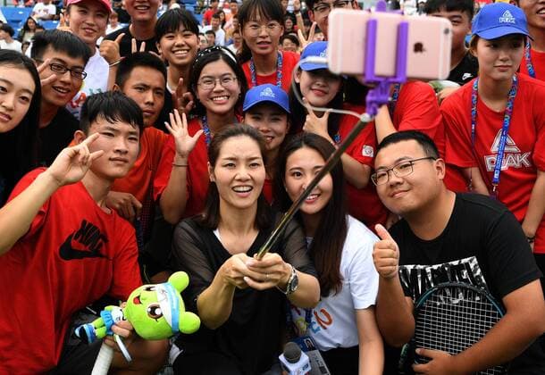 (170928) -- WUHAN, Sept. 28, 2017 -- Chinese two-time Grand Slam champion Li Na (2nd L, front) takes selfie with young tennis players during the 2017 WTA Tennis Damen Wuhan Open Project event in Wuhan, capital of central China s Hubei Province, on Sept. 28, 2017. ) (SP)CHINA-WUHAN-TENNIS-WTA-WUHAN OPEN-LI NA(CN) ChengxMin 