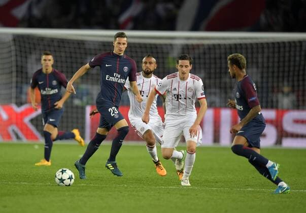 27.09.2017, Fussball UEFA Champions League 2017 2018, Gruppenphase, 2.Spieltag, Paris Saint Germain - FC Bayern München, im Stade du Parc des Princes in Paris. v.li: Julian Draxler (Paris), Arturo Vidal (FC Bayern München), Sebastian Rudy (FC Bayern München). 