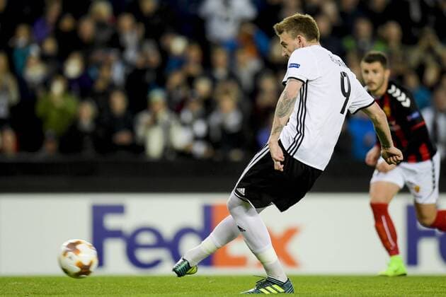 170928 Nicklas Bendtner of Rosenborg scores 1-0 on a penalty kick during the UEFA Europa League match between Rosenborg and FK Vardar Skopje on September 28, 2017 in Trondheim. Photo: Jon Olav Nesvold BILDBYRN kod JE 160033  Copyright: JONxOLAVxNESVOLD BB170928BB265