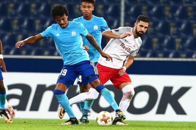 SOCCER - EL, RBS vs Marseille SALZBURG,AUSTRIA,28.SEP.17 - SOCCER - UEFA Europa League, group stage, Red Bull Salzburg vs Olympique Marseille. Image shows Luiz Gustavo (Marseille) and Munas Dabbur (RBS). GEPAxpictures xFelixxRoittner