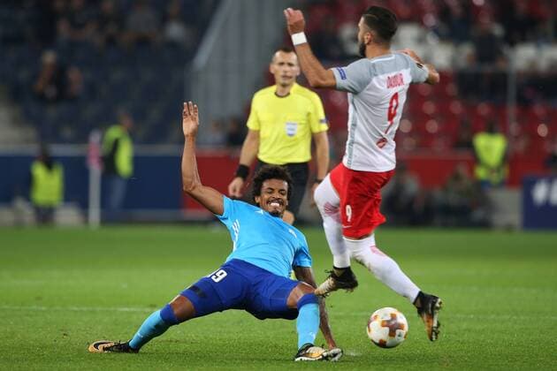 SOCCER - EL, RBS vs Marseille SALZBURG,AUSTRIA,28.SEP.17 - SOCCER - UEFA Europa League, group stage, Red Bull Salzburg vs Olympique Marseille. Image shows Luiz Gustavo (Marseille) and Munas Dabbur (RBS). GEPAxpictures xMathiasxMandl