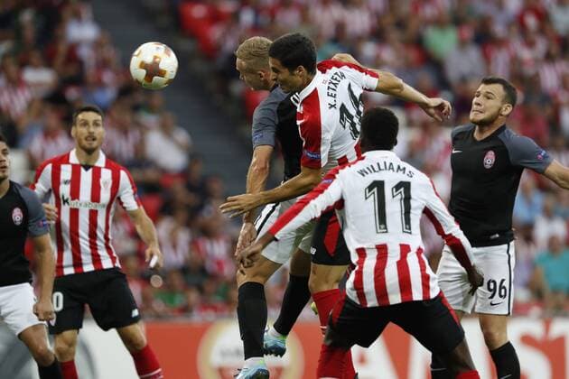DAVID S BUSTAMANTE 28 09 2017 BILBAO PAIS VASCO Partido de la Jornada 2 de la UEFA Europa League disputado entre el Athletic de Bilbao y el FC Zorya Luhansk en el Estadio San Mames de Bilbao Xabier Etxeita Gorritxategui en un salto por el balon  xDAVIDxS.xBUSTAMANTEx xx