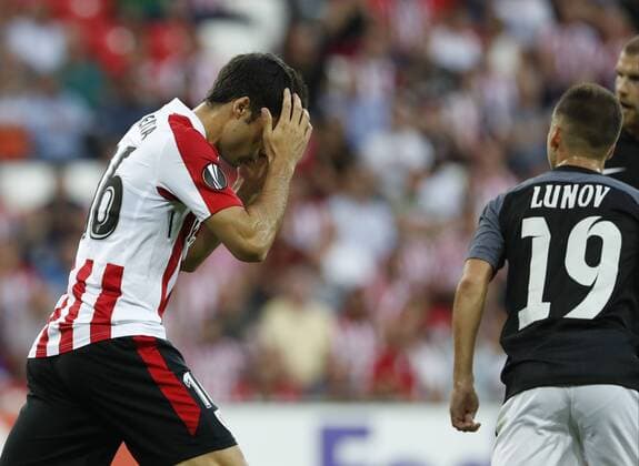 DAVID S BUSTAMANTE 28 09 2017 BILBAO PAIS VASCO Partido de la Jornada 2 de la UEFA Europa League disputado entre el Athletic de Bilbao y el FC Zorya Luhansk en el Estadio San Mames de Bilbao Xabier Etxeita Gorritxategui se lamenta de la ocasion de gol  xDAVIDxS.xBUSTAMANTEx xx