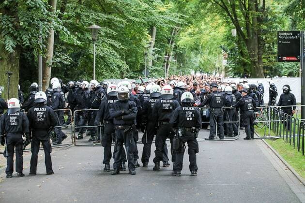 Die Polizei sichert das Gelaende beim Eintreffen der Fans aus Belgrad, 1. FC Koeln - Roter Stern Belgrad Koeln Copyright: xEIBNER BenjaminxHornx EP_BHN