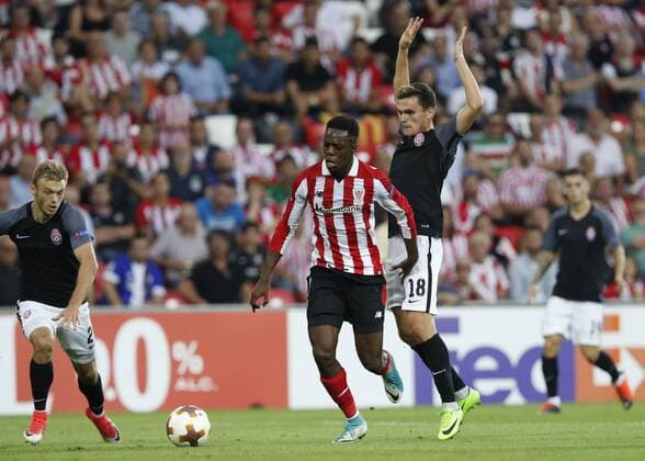 DAVID S BUSTAMANTE 28 09 2017 BILBAO PAIS VASCO Partido de la Jornada 2 de la UEFA Europa League disputado entre el Athletic de Bilbao y el FC Zorya Luhansk en el Estadio San Mames de Bilbao I?aki Williams Arthuer y Oleksandr Andriyevskiy luchan por el balon  xDAVIDxS.xBUSTAMANTEx xx