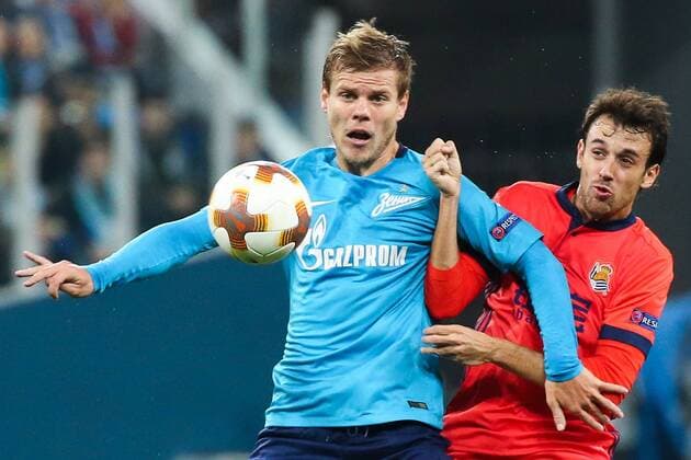 ST PETERSBURG, RUSSIA - SEPTEMBER 28, 2017: Zenit St Petersburg s Alexander Kokorin (L) and Real Sociedad s Ruben Pardo fight for the ball in their 2017-18 UEFA Europa League Group L Round 2 football match at Saint Petersburg Stadium. Alexander Demianchuk TASS  TS0624DF